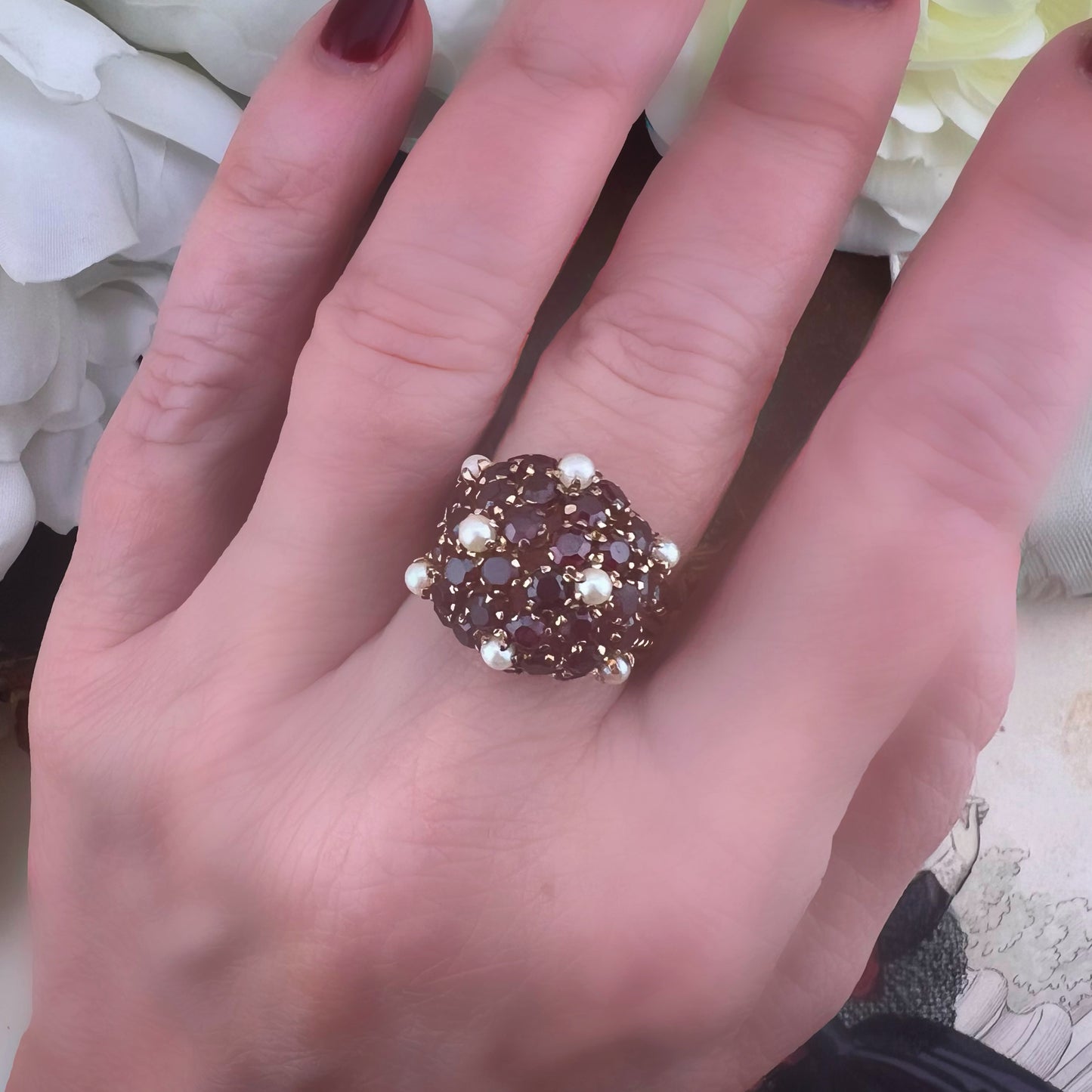 Anello vintage a cupola bombé con granati e perle – USA anni ’50