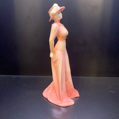 Statuina vintage in porcellana della Coalport “Chantilly Lace”