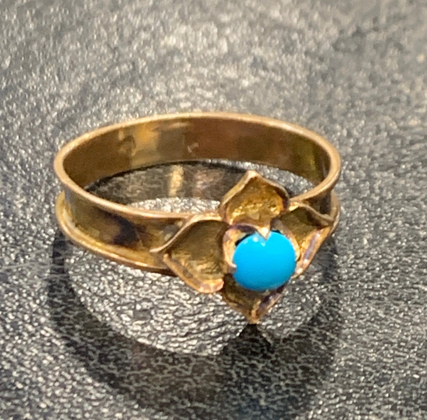 Anello floreale inglese d’epoca in oro 9 carati con turchese