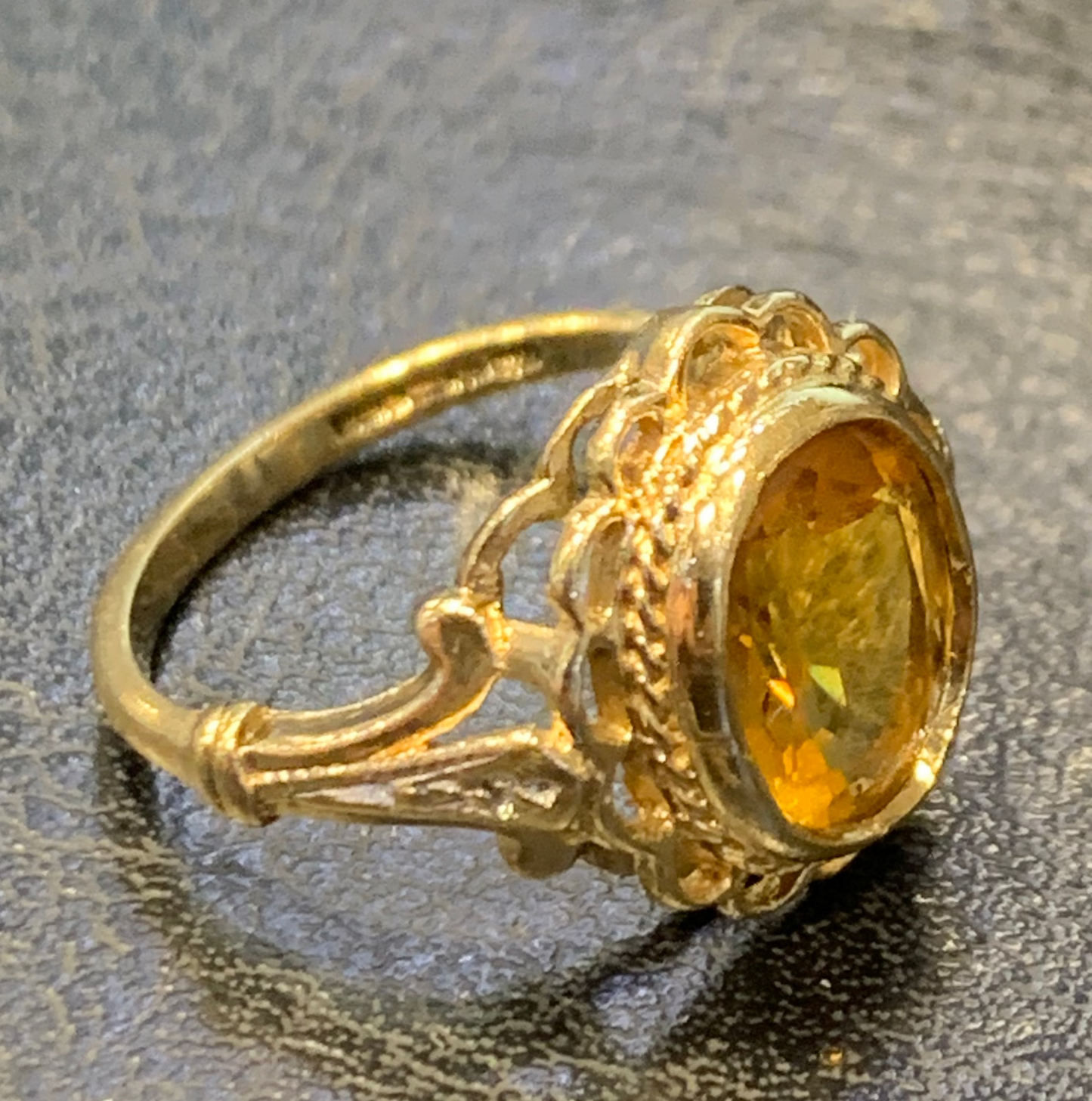 Englischer 9-karätiger Gelbgoldring mit Citrin und Diamanten - 1940-1960