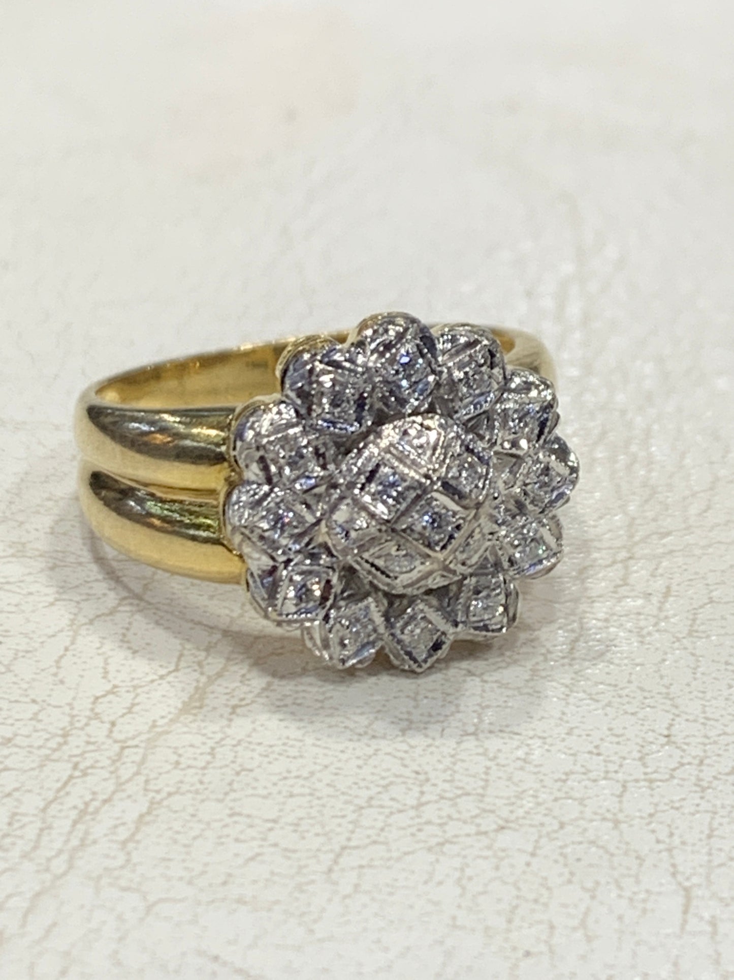 Anello Vintage Fiore in Oro 18K con Diamanti. Italia anni 80