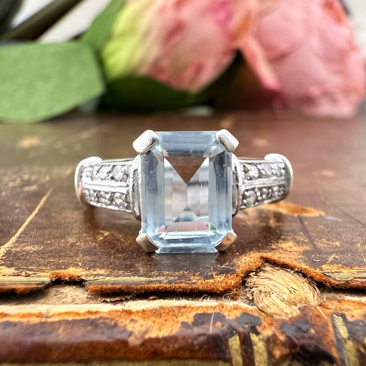 Anello vintage in oro bianco 18k con acquamarina e diamanti