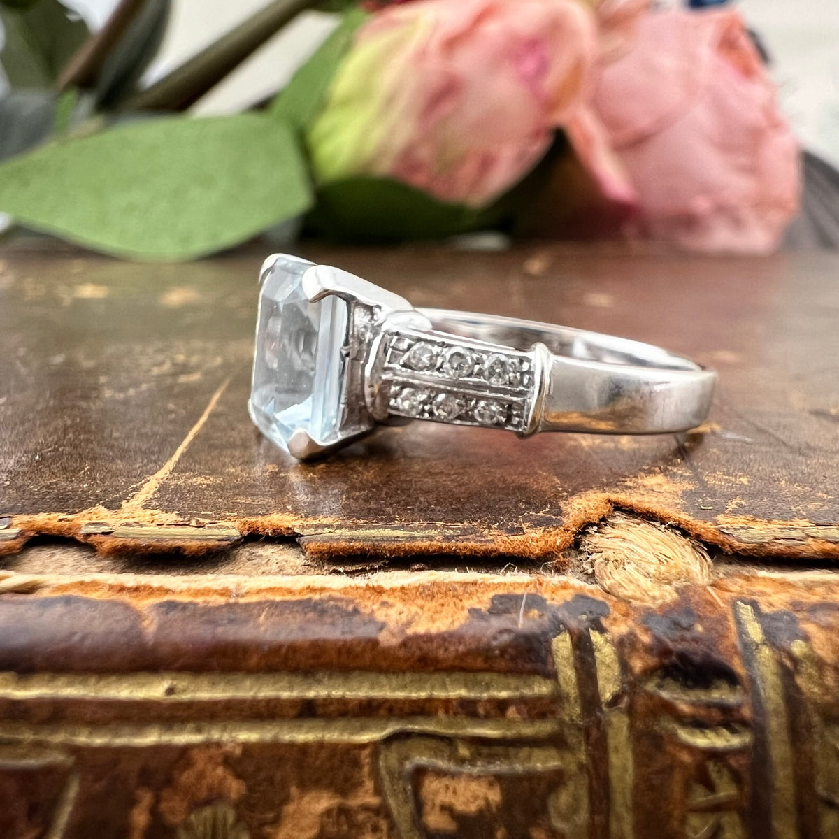 Anello vintage in oro bianco 18k con acquamarina e diamanti