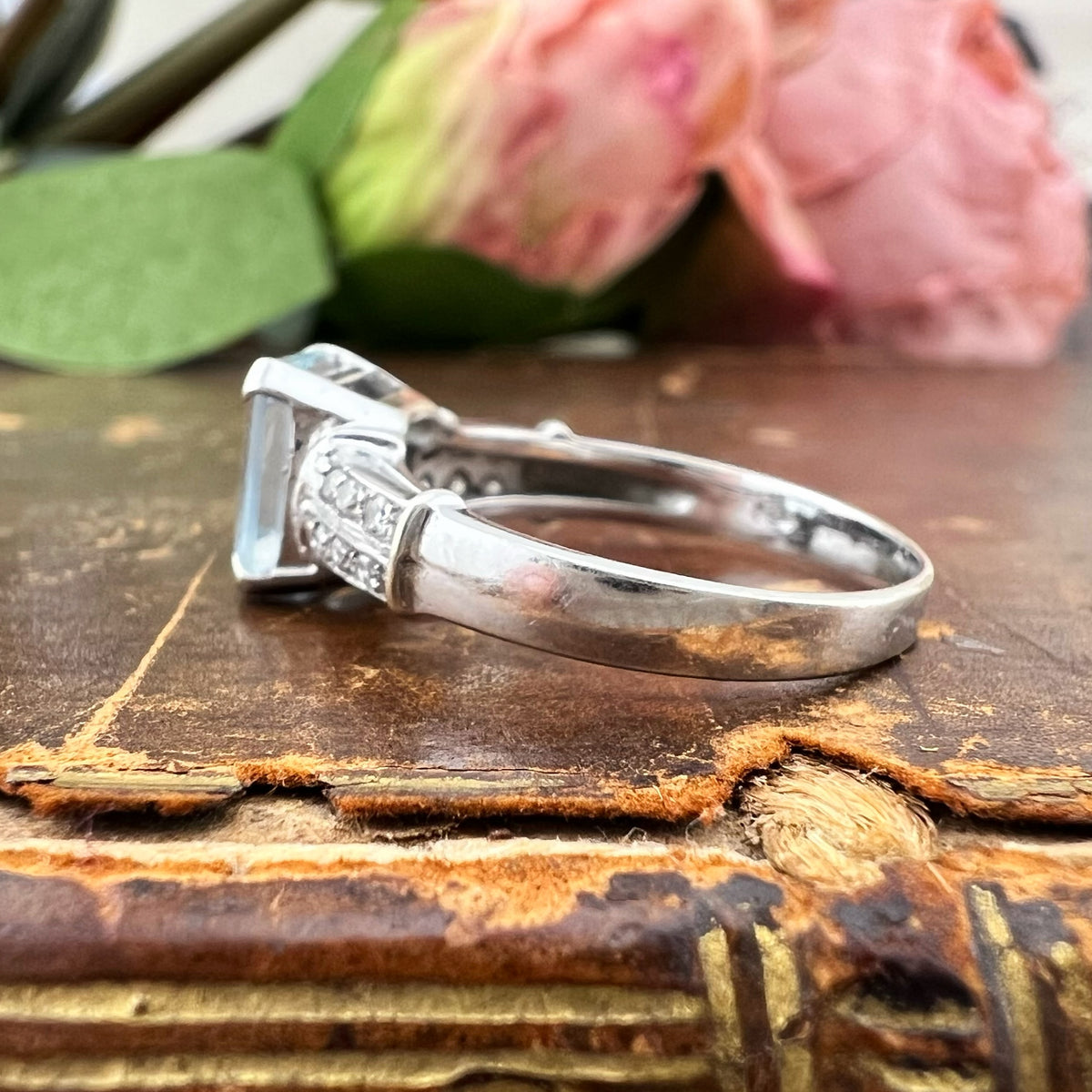 Anello vintage in oro bianco 18k con acquamarina e diamanti