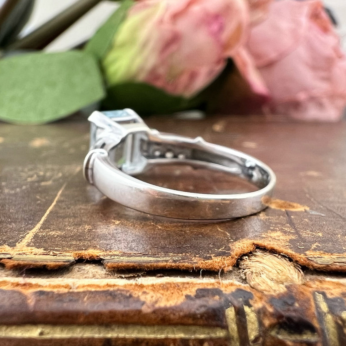Anello vintage in oro bianco 18k con acquamarina e diamanti