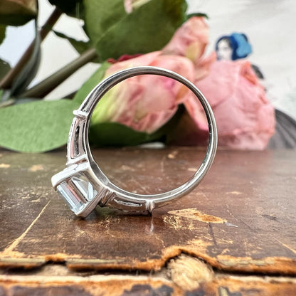 Anello vintage in oro bianco 18k con acquamarina e diamanti