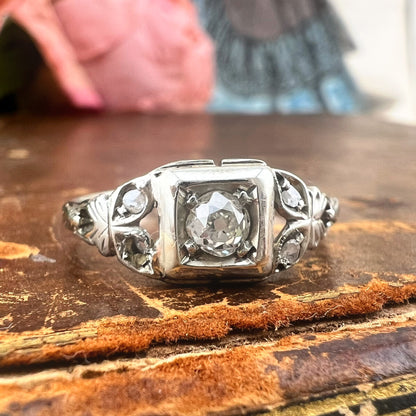 Anello Art Déco con diamante old mine e leucozaffiri