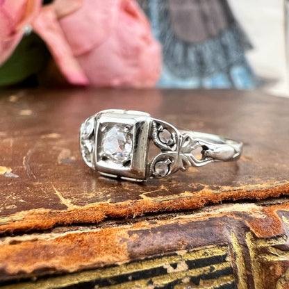 Anello Art Déco con diamante old mine e leucozaffiri