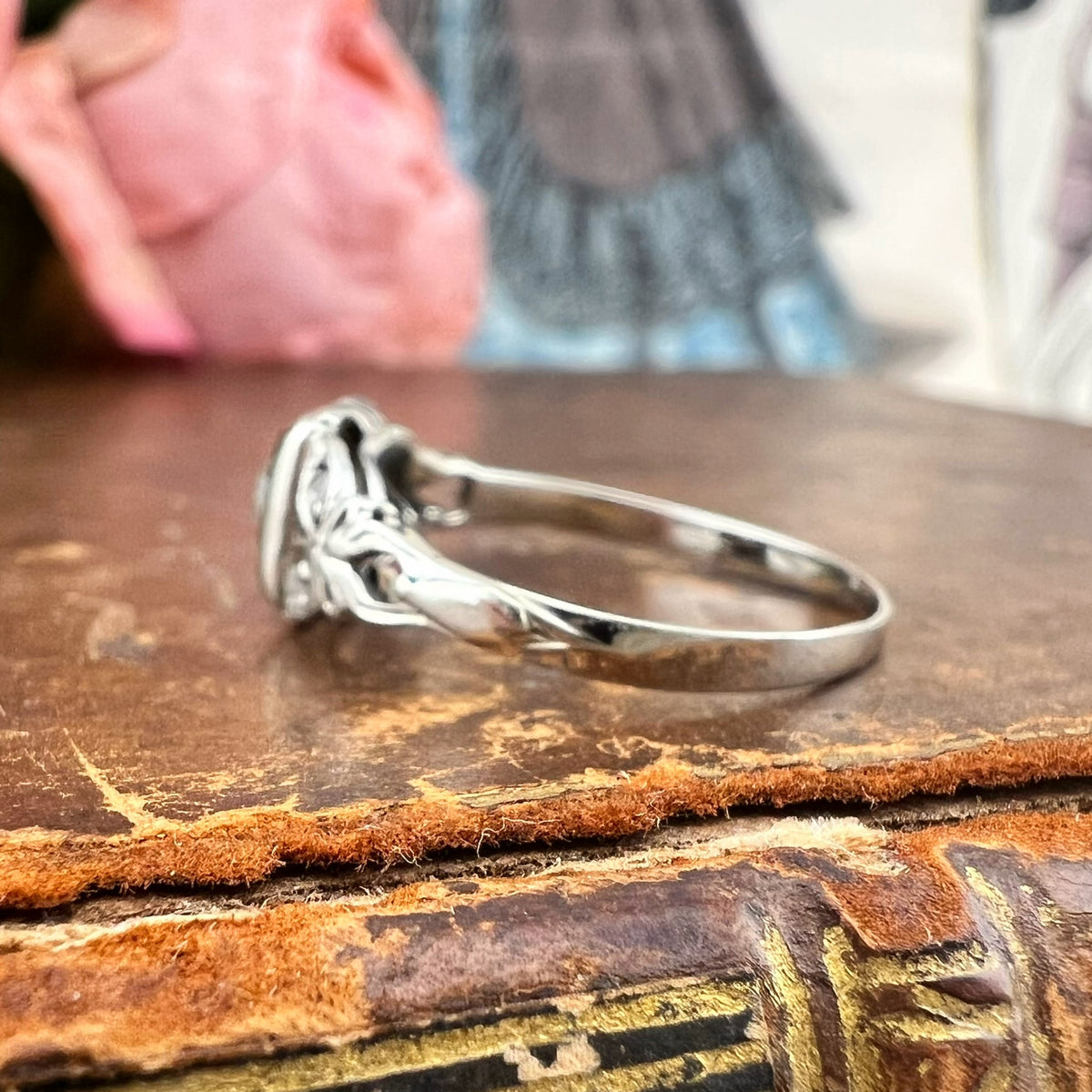 Anello Art Déco con diamante old mine e leucozaffiri