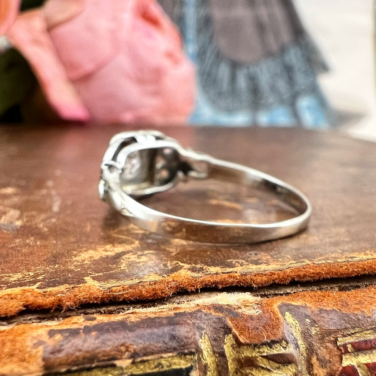 Anello Art Déco con diamante old mine e leucozaffiri