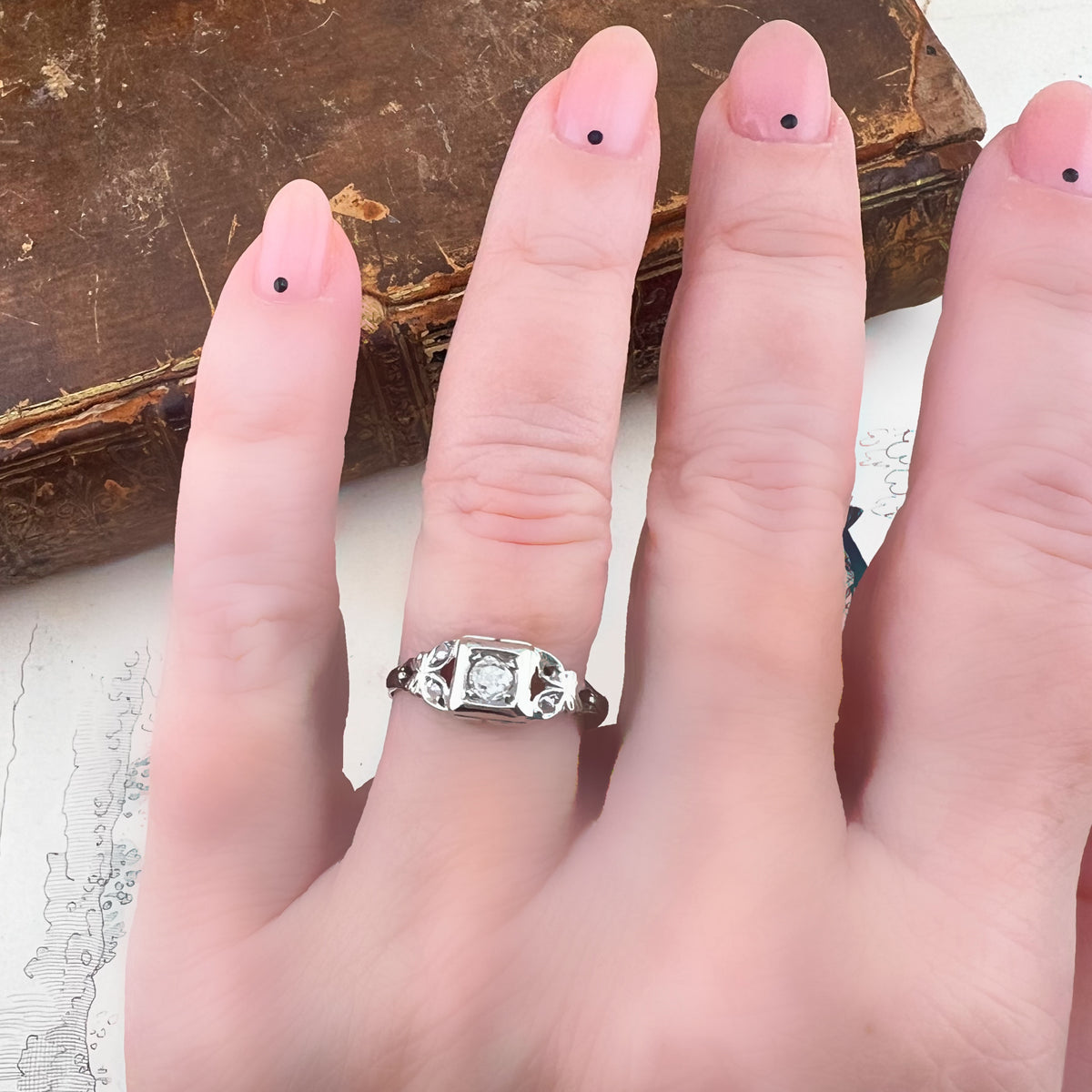Anello Art Déco con diamante old mine e leucozaffiri