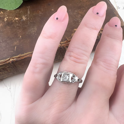 Anello Art Déco con diamante old mine e leucozaffiri