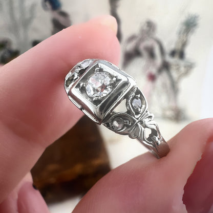 Anello Art Déco con diamante old mine e leucozaffiri