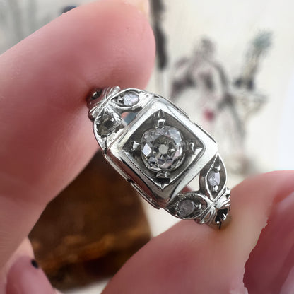 Anello Art Déco con diamante old mine e leucozaffiri