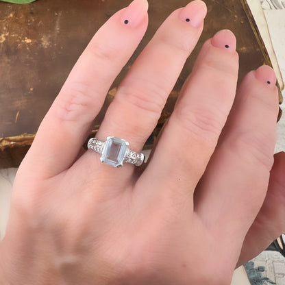 Anello vintage in oro bianco 18k con acquamarina e diamanti