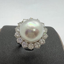 Carica l&#39;immagine nel visualizzatore di Gallery, Elegante anello con grande perla e diamanti G color IF per 3 carati

