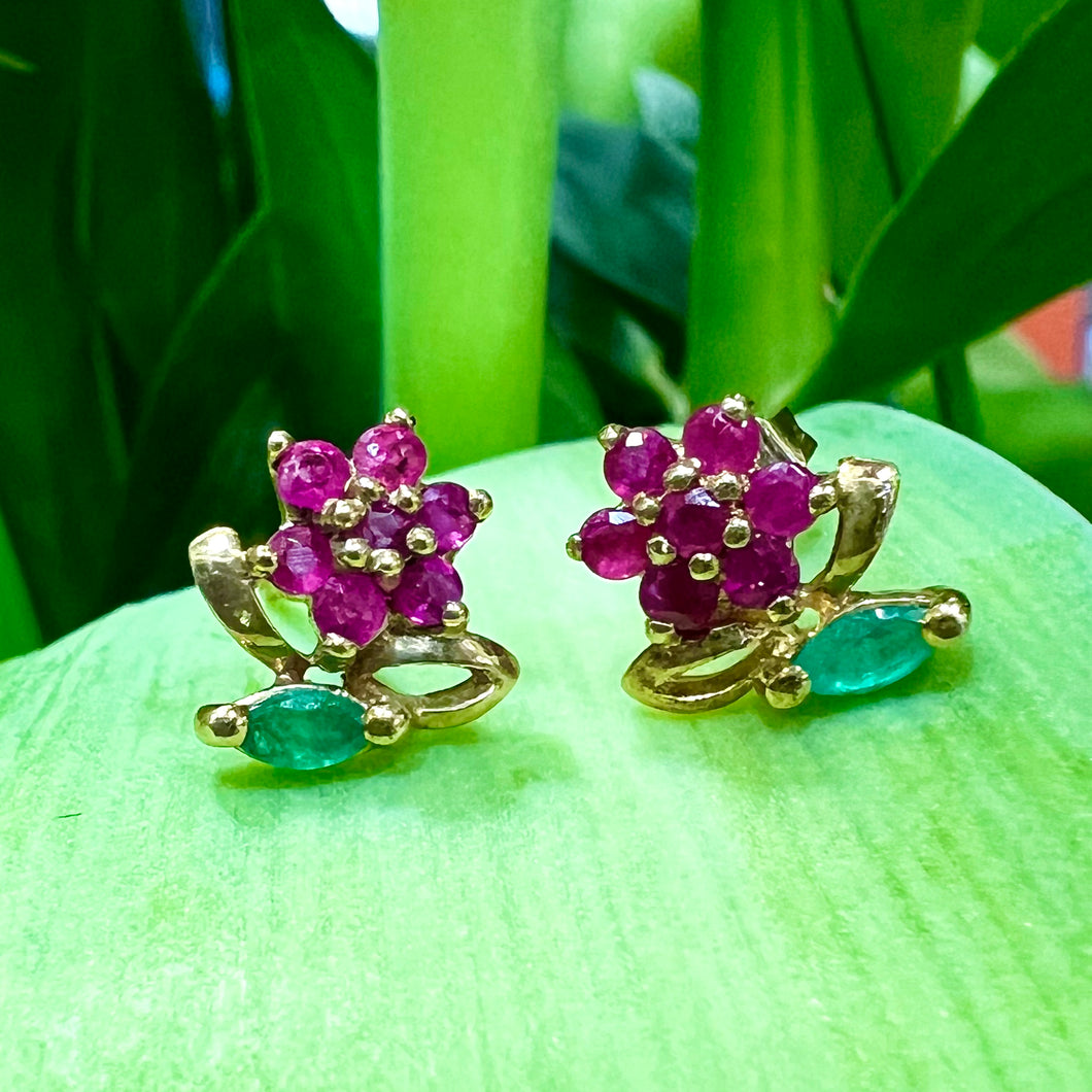 Orecchini con fiori di rubini e smeraldi