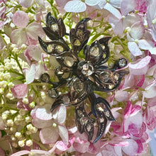 Carica l&#39;immagine nel visualizzatore di Gallery, Spilla a ramage floreale con diamanti e decoro girevole
