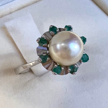 Carica l&#39;immagine nel visualizzatore di Gallery, Anello in oro bianco con perla e smeraldi
