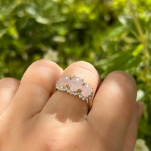 Carica l&#39;immagine nel visualizzatore di Gallery, Anello a tre quarzi lilla cabochon e diamanti
