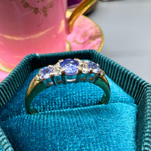 Carica l&#39;immagine nel visualizzatore di Gallery, Anello a veretta con zaffiri e diamanti
