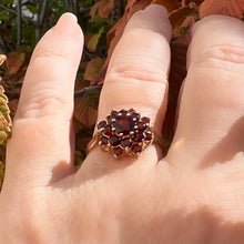 Carica l&#39;immagine nel visualizzatore di Gallery, Anello inglese vintage in oro e granati.
