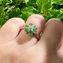 Carica l&#39;immagine nel visualizzatore di Gallery, Anello inglese vintage a margherita in oro con smeraldi e diamanti
