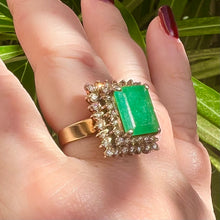 Carica l&#39;immagine nel visualizzatore di Gallery, Anello con smeraldo e doppio bordo di diamanti
