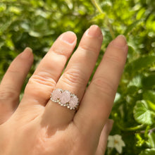 Carica l&#39;immagine nel visualizzatore di Gallery, Anello a tre quarzi lilla cabochon e diamanti
