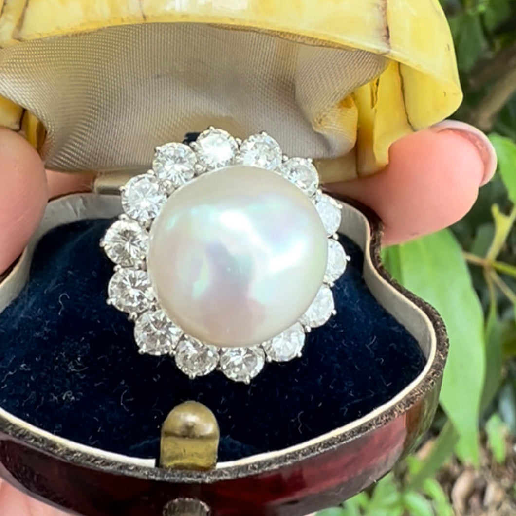 Elegante anello con grande perla e diamanti G color IF per 3 carati