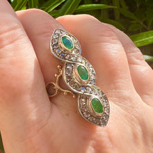 Carica l&#39;immagine nel visualizzatore di Gallery, Anello con decoro verticale con smeraldi e diamanti
