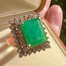 Carica l&#39;immagine nel visualizzatore di Gallery, Anello con smeraldo e doppio bordo di diamanti
