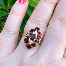 Carica l&#39;immagine nel visualizzatore di Gallery, Anello in oro con granati a navette
