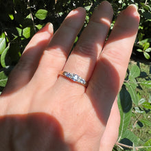 Carica l&#39;immagine nel visualizzatore di Gallery, Anello a veretta con zaffiri e diamanti
