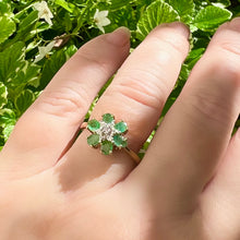 Carica l&#39;immagine nel visualizzatore di Gallery, Anello inglese vintage a margherita in oro con smeraldi e diamanti
