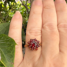 Carica l&#39;immagine nel visualizzatore di Gallery, Anello inglese vintage in oro e granati.
