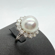 Carica l&#39;immagine nel visualizzatore di Gallery, Elegante anello con grande perla e diamanti G color IF per 3 carati
