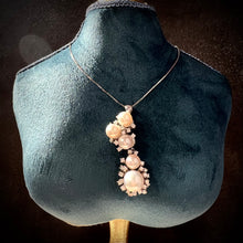 Carica l&#39;immagine nel visualizzatore di Gallery, Pendente in oro bianco 18 carati con perle e diamanti
