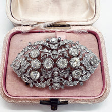 Carica l&#39;immagine nel visualizzatore di Gallery, Grande spilla, ricca per carati e fattura con circa 18 carati di diamanti tra cui 12 grandi diamanti old mine cut
