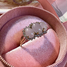Carica l&#39;immagine nel visualizzatore di Gallery, Anello a tre quarzi lilla cabochon e diamanti
