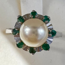 Carica l&#39;immagine nel visualizzatore di Gallery, Anello in oro bianco con perla e smeraldi
