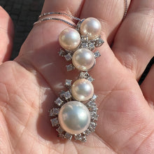 Carica l&#39;immagine nel visualizzatore di Gallery, Pendente in oro bianco 18 carati con perle e diamanti

