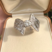 Carica l&#39;immagine nel visualizzatore di Gallery, Anello contrariè anni ‘50 con diamante 0.60
