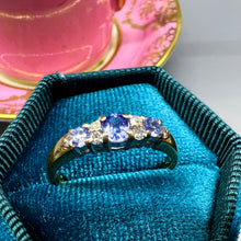 Carica l&#39;immagine nel visualizzatore di Gallery, Anello a veretta con zaffiri e diamanti
