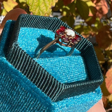 Carica l&#39;immagine nel visualizzatore di Gallery, Anello margherita con opale e granati
