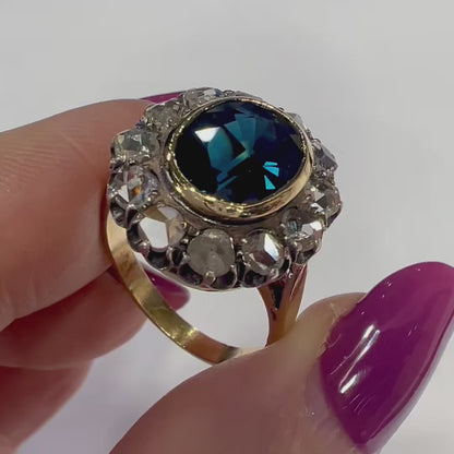 Grande anello margherita con zaffiro teal 3.80 ct e diamanti a rosetta per 1.20-1.30 ct in oro giallo 18k