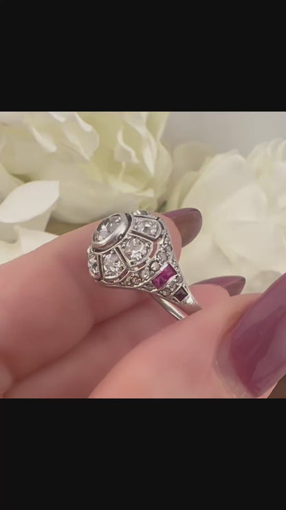Anello anni ‘20-‘30 in platino con diamanti old mine ct 1.60 totali e rubini