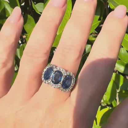 Grande anello trilogy con tre zaffiri naturali per 5 ct e diamanti – Italia, circa 1970 oro 18k