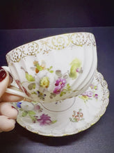 Carica e avvia il video nel visualizzatore di galleria, Rara tazza da tè con piattino Dresden Meissen Helena Wolfsohn 1843-1858
