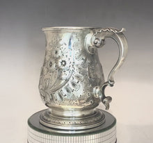 Carica e avvia il video nel visualizzatore di galleria, Boccale inglese antico in argento sbalzato con manico a doppio ricciolo. John Swift Londra 1761
